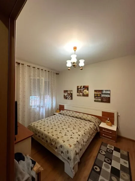 Tirane, jepet me qera apartament 1+1 , 70 m² 700 € (Rruga e Bogdaneve)