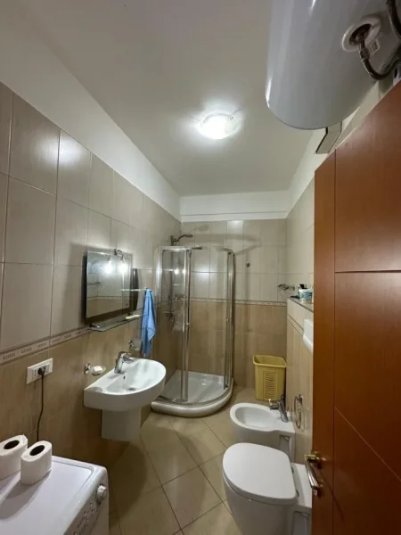Tirane, jepet me qera apartament 1+1 , 70 m² 700 € (Rruga e Bogdaneve)