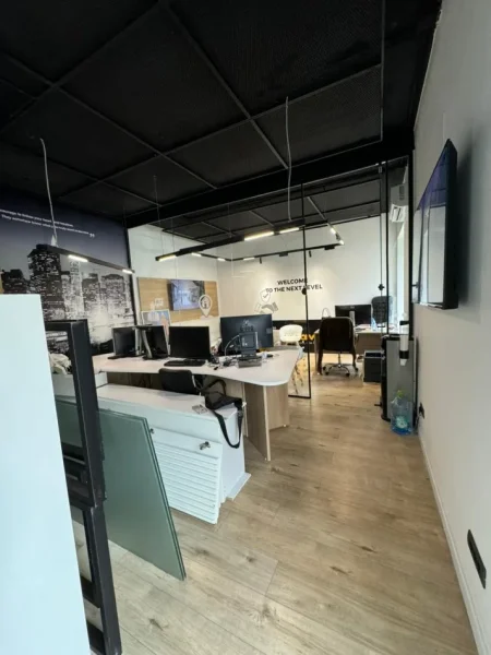 Tirane, jepet me qera ambjent biznesi Kati 1, 55 m² 1.000 € (Bulevardi Gjergj Fishta)