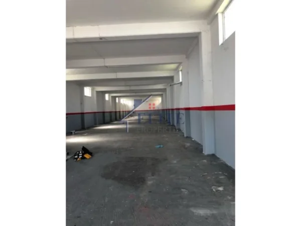 Tirane, jepet me qera magazine Kati 0, 550 m² 4.000 € (Autostrada Tirane-Durres)