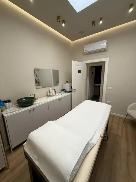 Tirane, jepet me qera ambjent biznesi Kati 2, 125 m² 1.500 € (Komuna e Parisit)