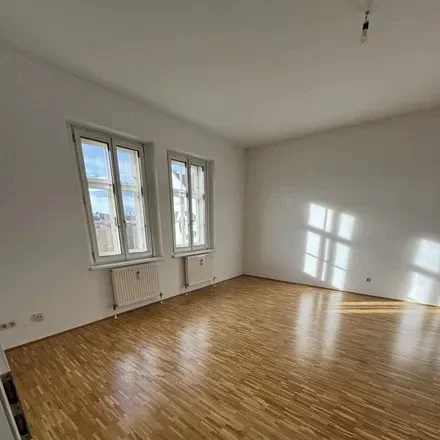 Tirane, jepet me qera zyre Kati 3, 100 m² 800 € (pazari i ri)