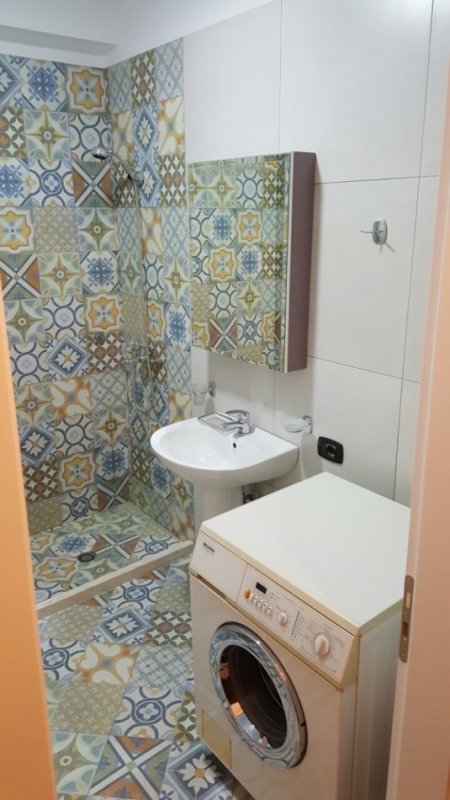 Tirane, jepet me qera apartament 1+1 Kati 1, 40 € (5 Maji)