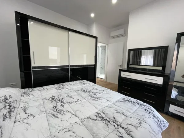 Tirane, jepet me qera apartament 2+1+Ballkon Kati 12, 100 m² 800 € (Komuna Parisit)