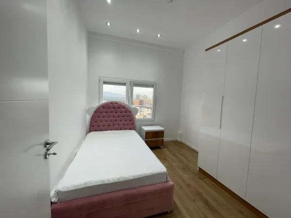 Tirane, jepet me qera apartament 2+1+Ballkon Kati 12, 100 m² 800 € (Komuna Parisit)