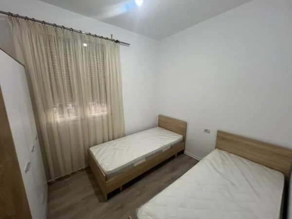 Tirane, jepet me qera apartament 3+1+Ballkon , 116 m² 600 € (Ish Fusha Aviacionit)