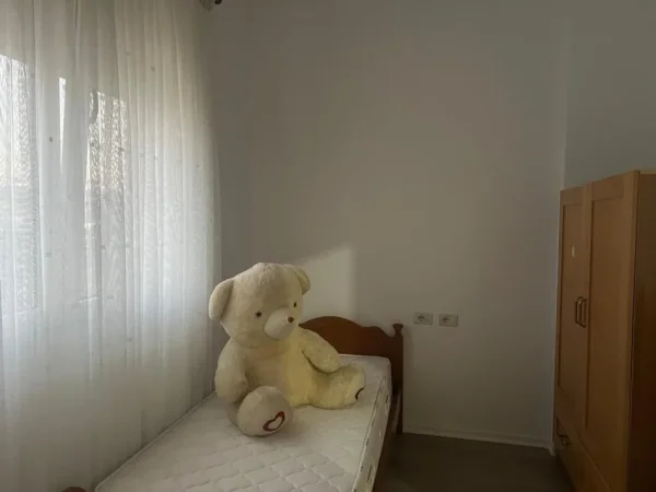 Tirane, jepet me qera apartament 3+1+Ballkon , 116 m² 600 € (Ish Fusha Aviacionit)
