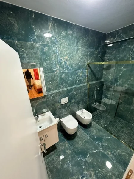 Tirane, jepet me qera apartament 2+1 , 111 m² 1.200 € (Parku Olimpik)
