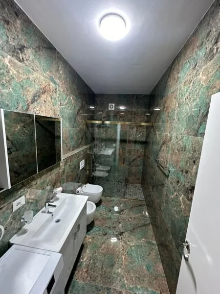 Tirane, jepet me qera apartament 2+1 , 111 m² 1.200 € (Parku Olimpik)