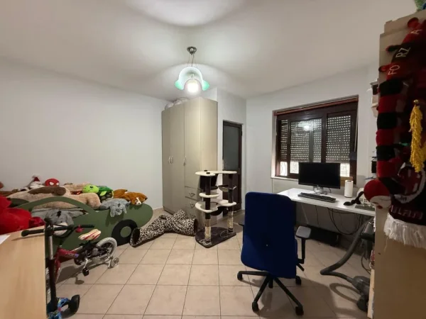 Tirane, shes apartament 2+1+Aneks+Ballkon Kati 4., 92 m² (21 dhjetori)