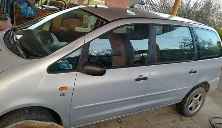 Lushnje Divjake, shes Volkswagen Sharan , manuale 2.000 €