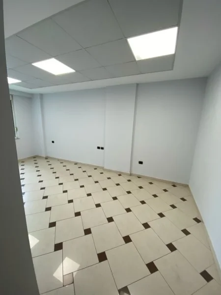 Tirane, jepet me qera zyre Kati 5, 125 m² 1.500 € (Bllok)