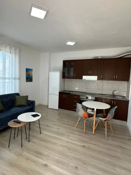 Tirane, jepet me qera 1+1+Ballkon Kati 5, 65 m² 370 € (rruga tom plezha)