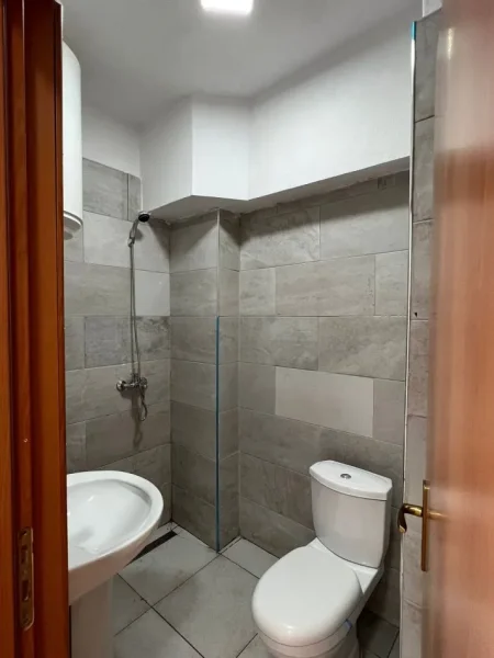 Tirane, jepet me qera 1+1+Ballkon Kati 5, 65 m² 370 € (rruga tom plezha)