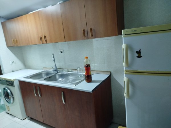 Tirane, jap me qera apartament 1+1 Kati 0, 25 m² 230 € (Stavri Themeli)