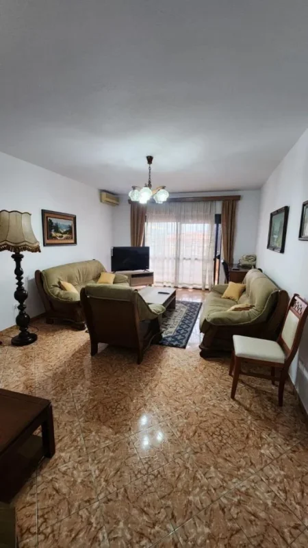 Tirane, jepet me qera apartament 2+1+Aneks+Ballkon Kati 4, 120 m² 650 € (pallati me shigjeta)