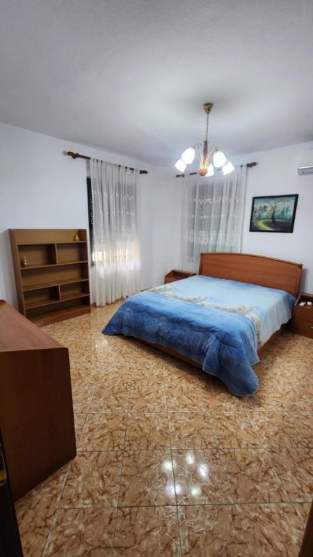Tirane, jepet me qera apartament 2+1+Aneks+Ballkon Kati 4, 120 m² 650 € (pallati me shigjeta)
