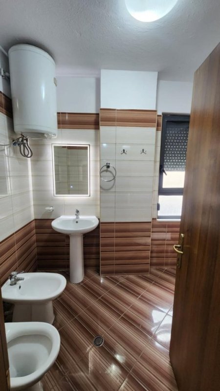 Tirane, jepet me qera apartament 2+1+Aneks+Ballkon Kati 4, 120 m² 650 € (pallati me shigjeta)