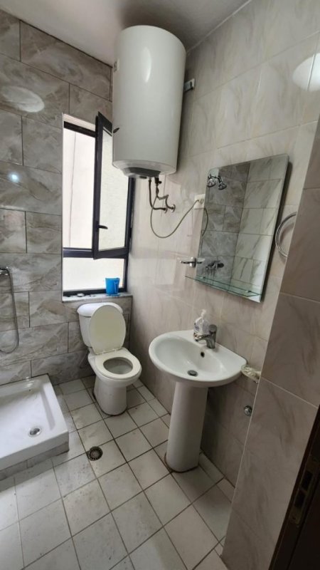 Tirane, jepet me qera apartament 2+1+Aneks+Ballkon Kati 4, 120 m² 650 € (pallati me shigjeta)