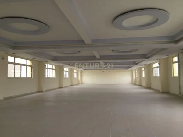 Tirane, jap me qera ambjent biznesi , 1.200 m² 7.200 € (Ish Stacioni i Trenit)