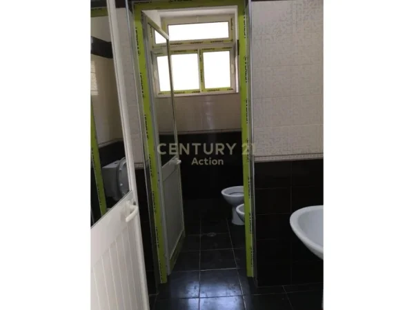 Tirane, jap me qera ambjent biznesi , 1.200 m² 7.200 € (Ish Stacioni i Trenit)