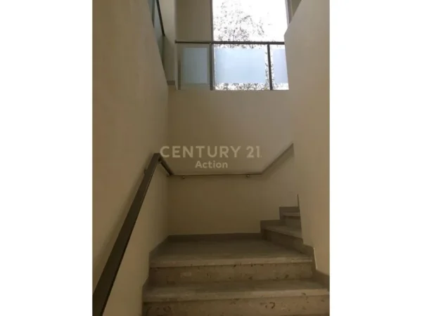 Tirane, jap me qera ambjent biznesi , 1.200 m² 7.200 € (Ish Stacioni i Trenit)