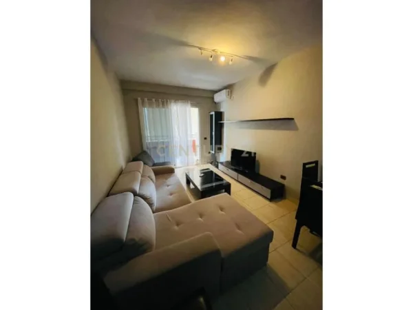 Tirane, jap me qera apartament 1+1 , 60 m² 450 € (Komuna e Parisit)