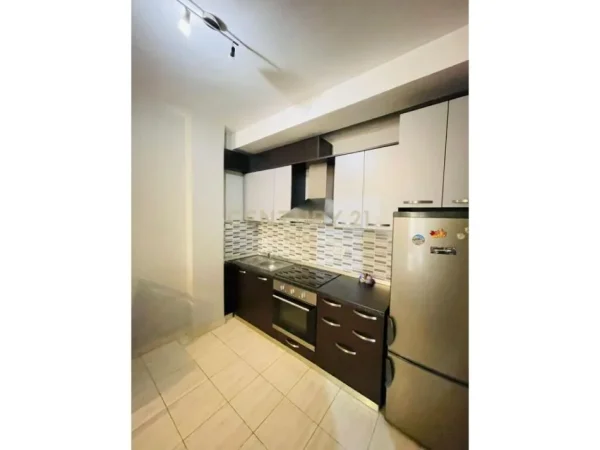 Tirane, jap me qera apartament 1+1 , 60 m² 450 € (Komuna e Parisit)