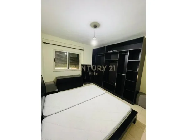 Tirane, jap me qera apartament 1+1 , 60 m² 450 € (Komuna e Parisit)