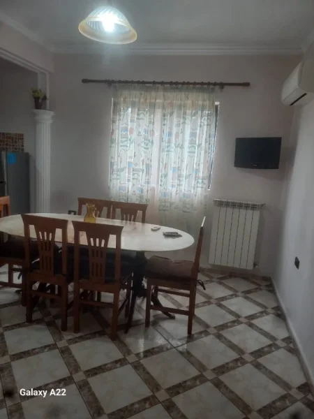 Tirane, jepet me qera apartament 3+1+Aneks , 450 € (rruga e elbasanit)