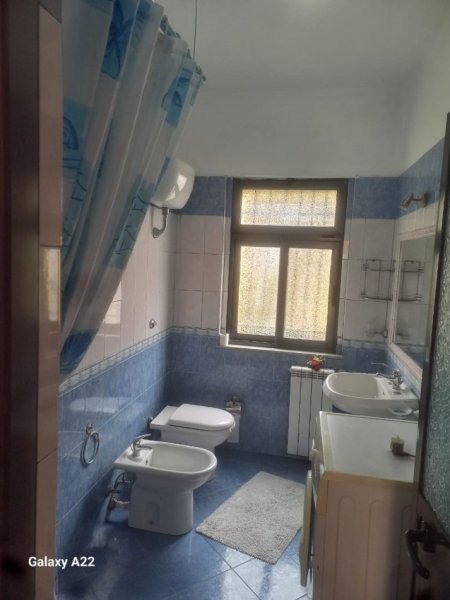 Tirane, jepet me qera apartament 3+1+Aneks , 450 € (rruga e elbasanit)