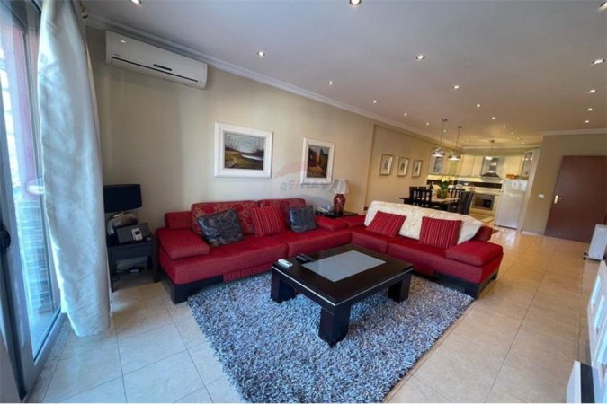 Tirane, jepet me qera apartament 2+1+Ballkon Kati 6, 148 m² 800 € (9 Katëshet)