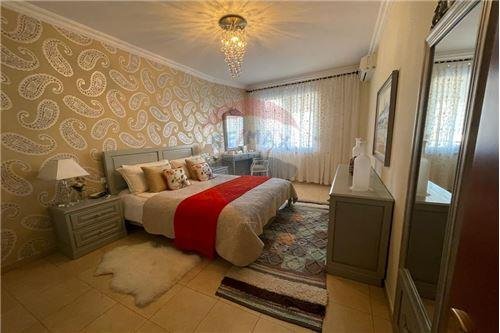 Tirane, jepet me qera apartament 2+1+Ballkon Kati 6, 148 m² 800 € (9 Katëshet)