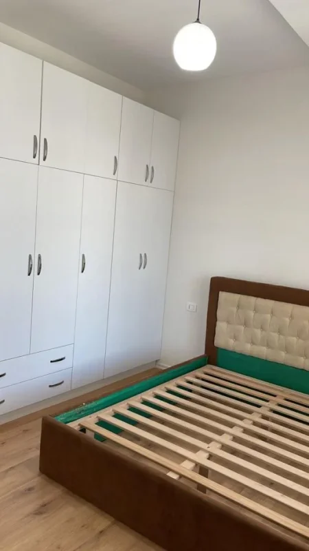 Tirane, jepet me qera apartament 1+1+Ballkon Kati 2, 67 m² 500 € (KOMPLEKSI KONTAKT 21 DHJETORI)