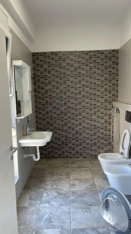 Tirane, jepet me qera apartament 1+1+Ballkon Kati 2, 67 m² 500 € (KOMPLEKSI KONTAKT 21 DHJETORI)