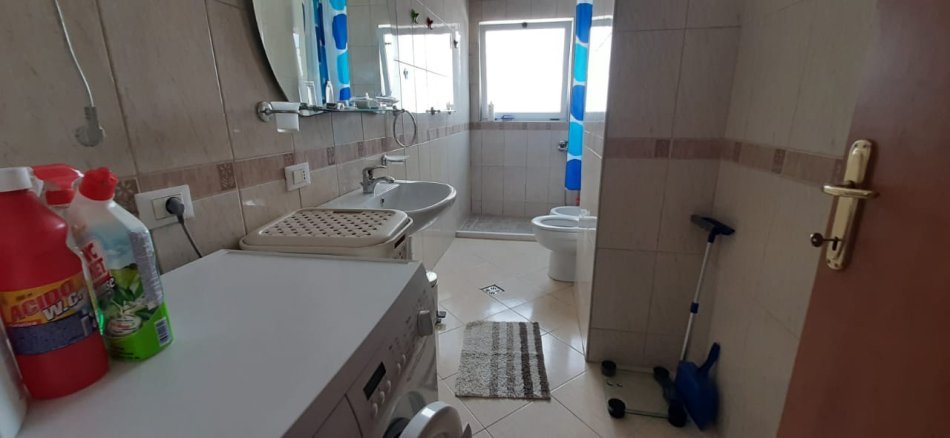 Tirane, jepet me qera apartament 2+1+Aneks+Ballkon Kati 3, 115 m² 650 € (komuna e parisit)