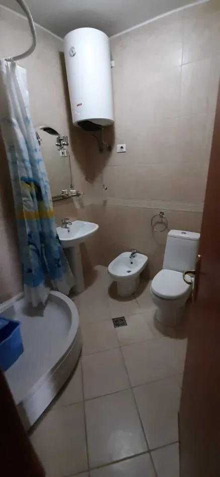 Tirane, jepet me qera apartament 2+1+Aneks+Ballkon Kati 3, 115 m² 650 € (komuna e parisit)