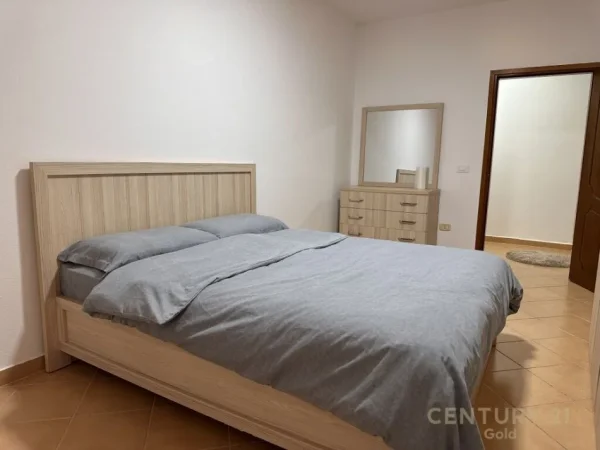 Tirane, jap me qera apartament 2+1 , 95 m² 800 € (Komuna e Parisit)
