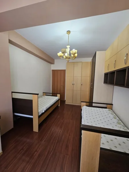 Tirane, jepet me qera apartament 2+1+Ballkon Kati 4, 89 m² 500 € (KOPSHTI ZOOLOGJIK)