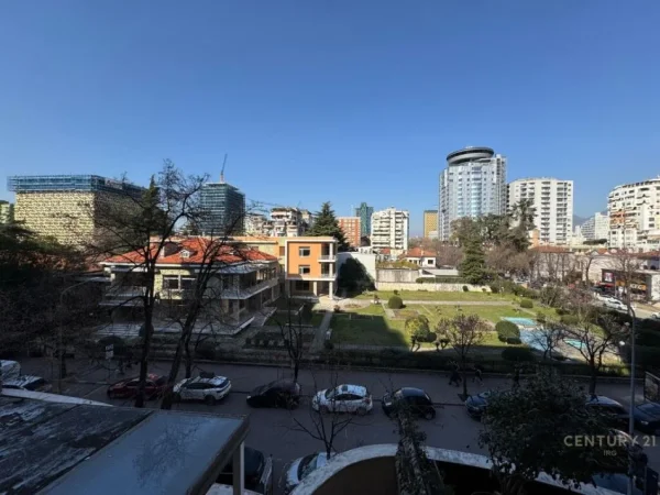 Tirane, jap me qera ambjent biznesi , 220 m² 2.500 € (Ish Blloku)