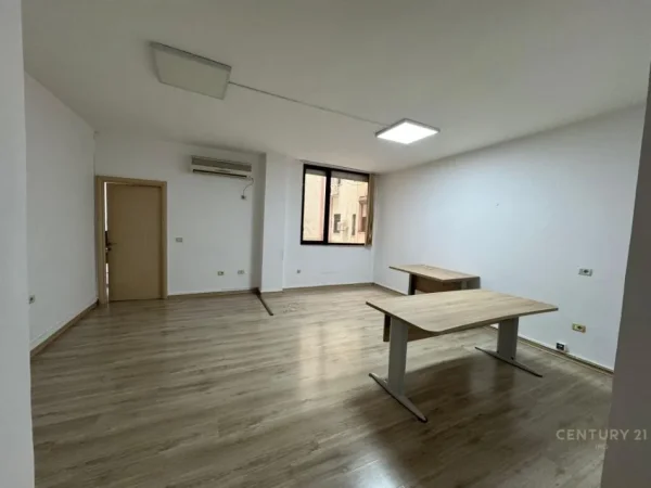Tirane, jap me qera ambjent biznesi , 220 m² 2.500 € (Ish Blloku)