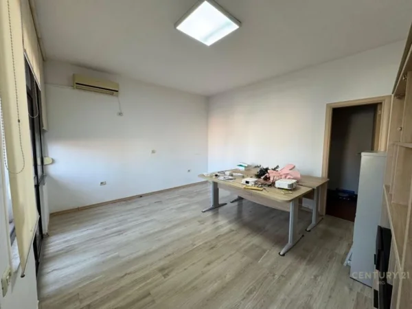 Tirane, jap me qera ambjent biznesi , 220 m² 2.500 € (Ish Blloku)