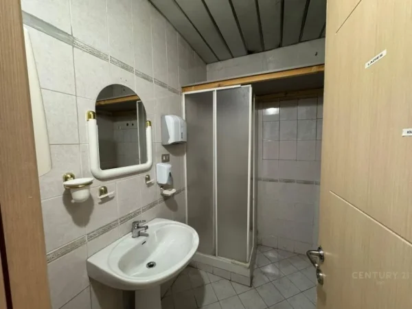 Tirane, jap me qera ambjent biznesi , 220 m² 2.500 € (Ish Blloku)