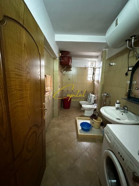 Tirane, jepet me qera zyre Kati 2, 1.000 m² 1.000 € (QENDER)