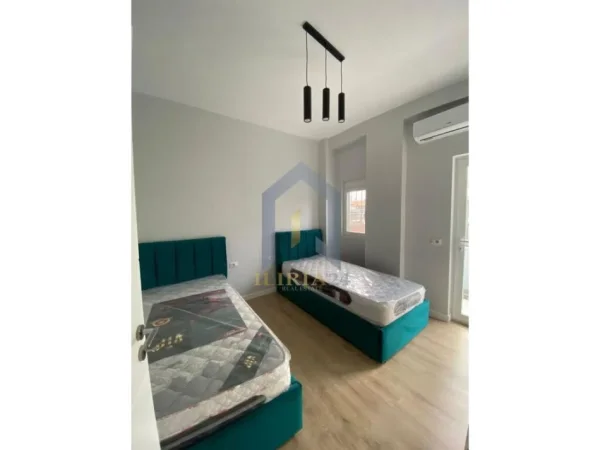 Tirane, jap me qera apartament 2+1+Ballkon Kati 1, 115 m² 700 € (21 Dhjetori)