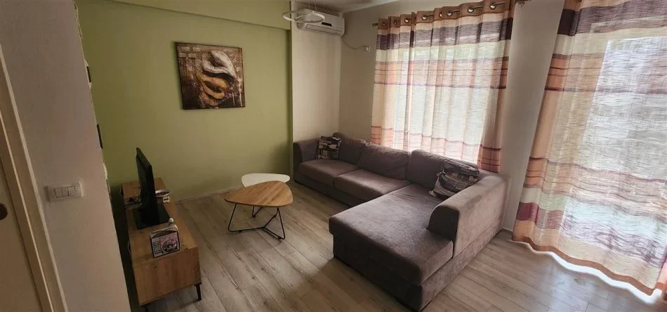 Tirane, jap me qera apartament 2+1+Ballkon Kati 4, 100 m² 700€ (Liqeni i Thate, afer Kopshtit Zooogjik)