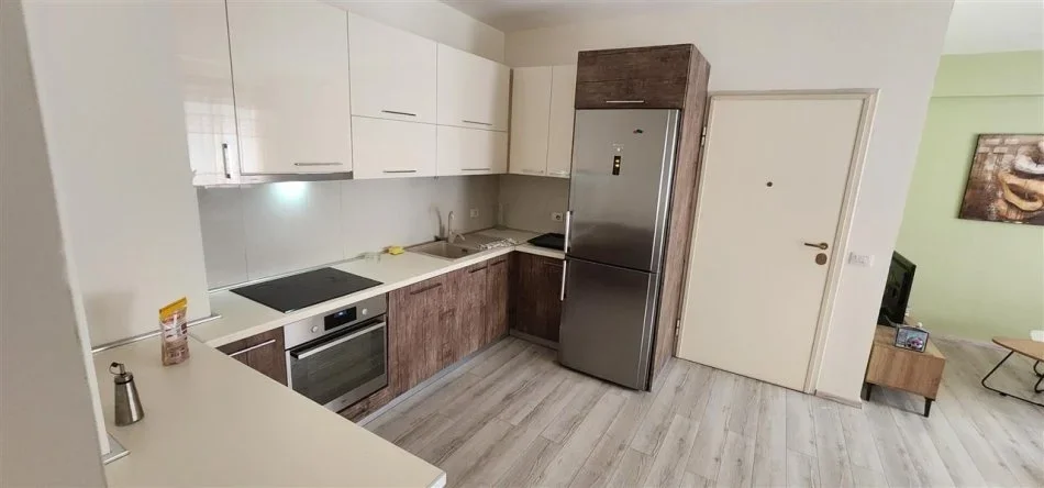 Tirane, jap me qera apartament 2+1+Ballkon Kati 4, 100 m² 700€ (Liqeni i Thate, afer Kopshtit Zooogjik)