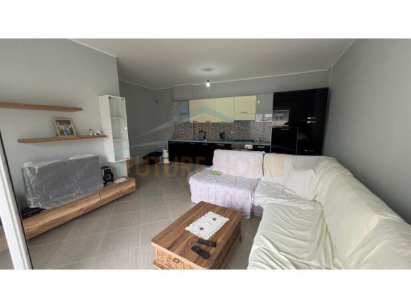 ALF50032 Tirane, jepet me qera apartament 2+1+Ballkon Kati 4, 78 m² 400 € (Rruga e Dajtit)