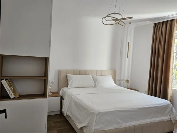 Tirane, jepet me qera apartament 1+1+Ballkon Kati 1, 70 m² 600 € (21 DHJETORI)