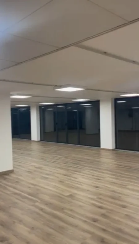 Tirane, jepet me qera ambjent biznesi Kati 0, 1.000 m² 7.000 € (Rruga e Dibres)